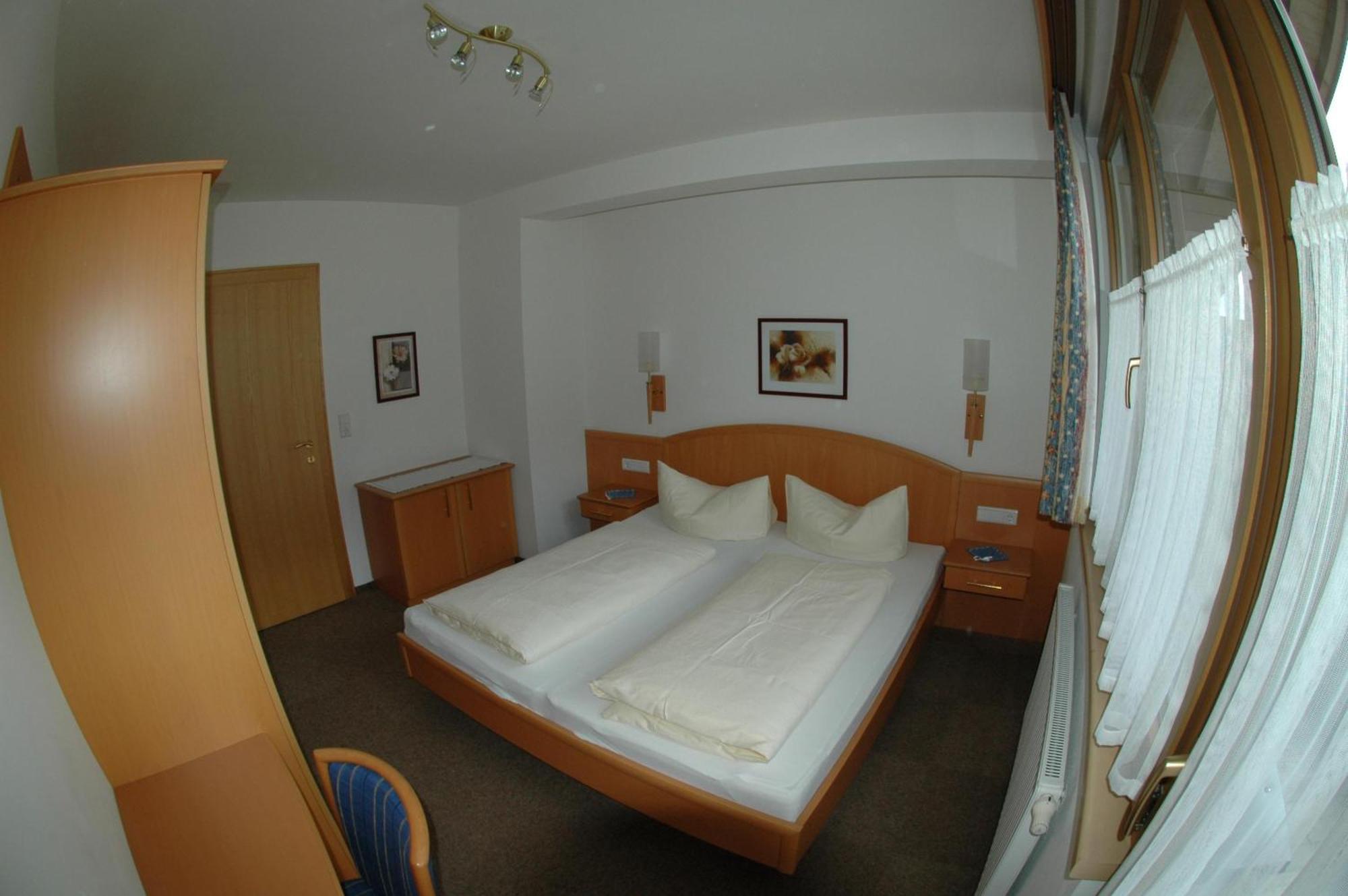 Hotel Garni Jennewein Mayrhofen Room photo